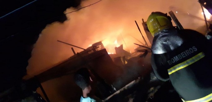 INCNDIO ATINGE RESIDNCIA NO BAIRRO GETLIO VARGAS