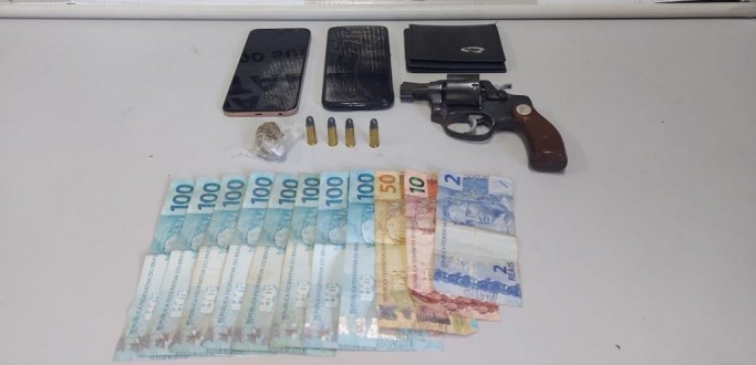 ROCAM PRENDE DUPLA POR PORTE ILEGAL DE ARMA E POSSE DE ENTORPECENTE, NA BUARQUE DE MACEDO