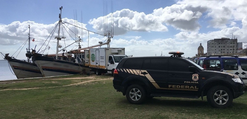 NEPOM DA PF DE RG APREENDE DUAS EMBARCAES POR PESCA ILEGAL