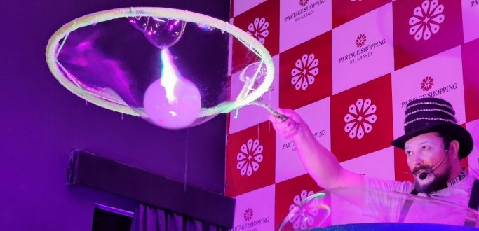 APRESENTAES DO MAGO DAS MEGABOLHAS LEVAM CRIANAS E ADULTOS AO PARTAGE SHOPPING