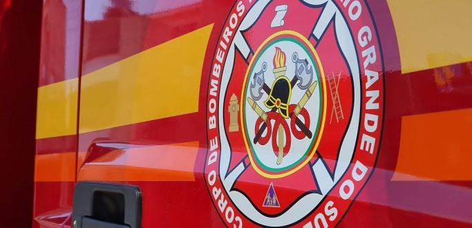 BOMBEIROS URUGUAIOS E DE SVP ATUAM EM CONJUNTO PARA CONTER INC�NDIO EM ESTABELECIMENTO