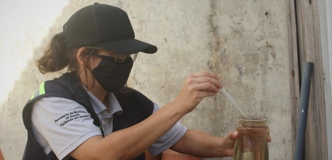 AGENTES VISITAM CASAS E ORIENTAM POPULAO SOBRE COMO SE PREVINIR DO MOSQUITO DA DENGUE