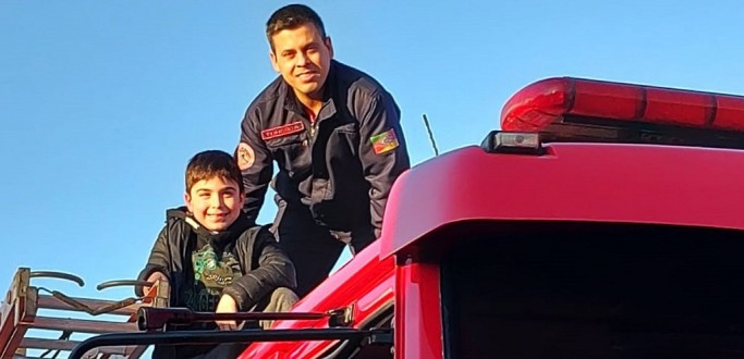 MENINO ADMIRADOR DO CORPO DE BOMBEIROS VISITA QUARTEL DE JAGUARO