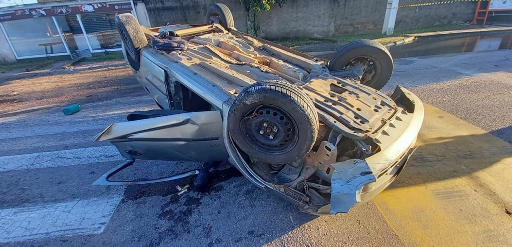 MOTORISTA FICA FERIDO EM CAPOTAMENTO NA ADOLFO FETTER, NO LARANJAL