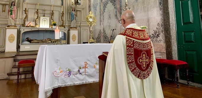 CELEBRAES DE CORPUS CHRISTI EM RG ACONTECEM SEM PROCISSO E TAPETES DE SERRAGEM