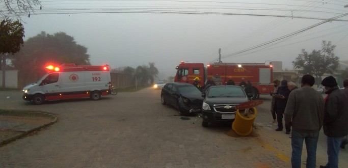 ACIDENTE ENTRE DOIS CARROS  REGISTRADO NA ZONA CENTRAL DE SO LOURENO DO SUL