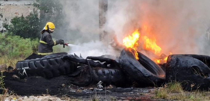 INC�NDIO ATINGE PNEUS ABANDONADOS AO LADO DA ANTIGA F�BRICA DA PESCAL