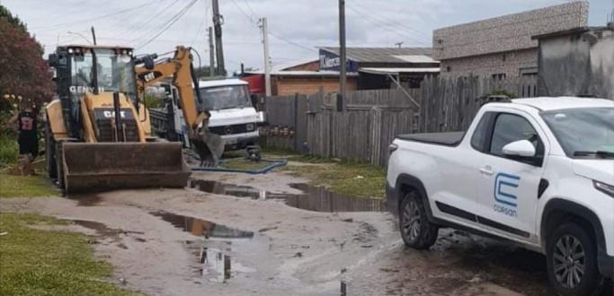 ROMPIMENTO DE REDE DE �GUA DEIXA MAIS DE CINCO MIL CLIENTES SEM �GUA, EM RG