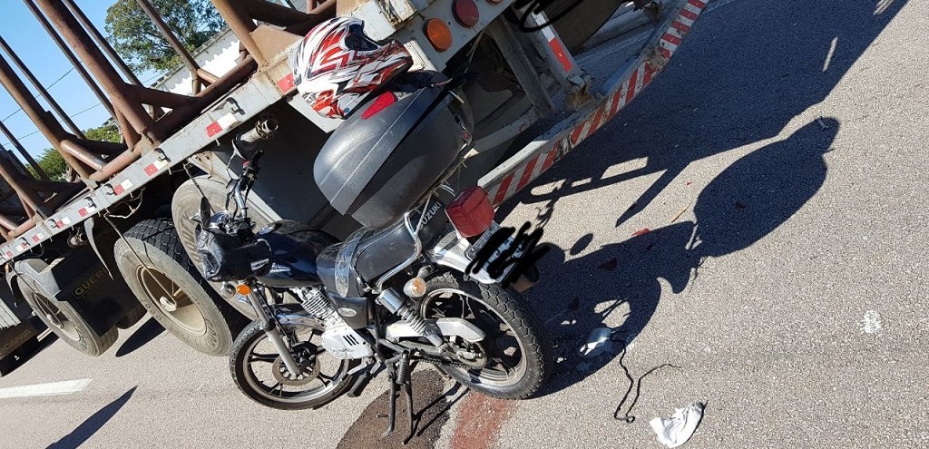MOTOCICLISTA COLIDE CONTRA TRASEIRA DE CAMINHO NA BR 392
