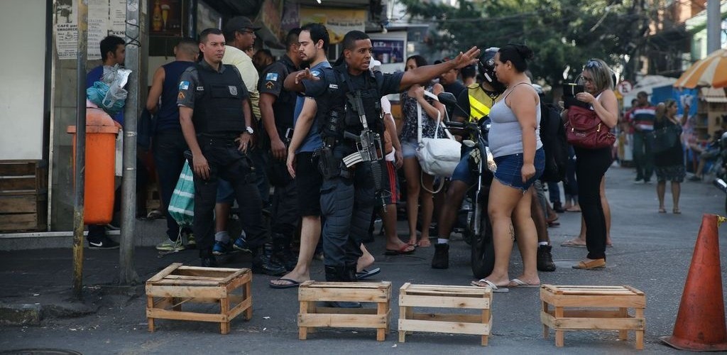 MILITARES DO EXRCITO E AERONUTICA INICIAM CERCO  ROCINHA