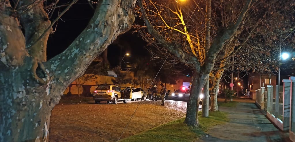 TAXISTA  SEQUESTRADO E BANDIDOS COMETEM ASSALTOS PELAS RUAS DE RIO GRANDE