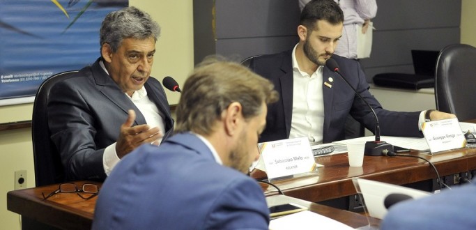 APROVADO POR UNANIMIDADE O RELATRIO FINAL DA COMISSO ESPECIAL DE REVISO LEGAL