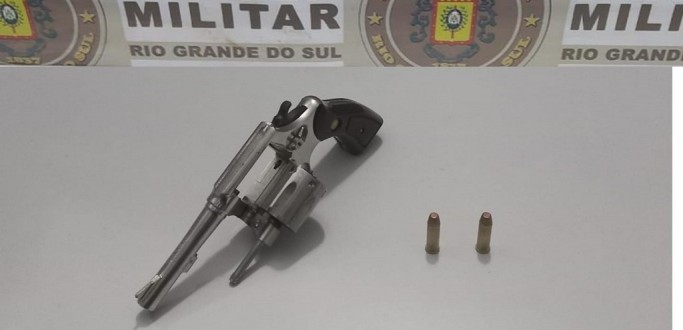BM PRENDE HOMEM POR PORTE ILEGAL DE ARMA DE FOGO EM RIO GRANDE
