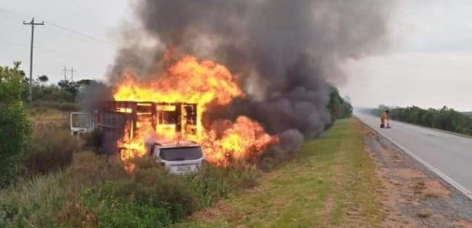 VEICULOS PEGAM FOGO APS COLISO NA BR 471, EM SANTA VITRIA DO PALMAR