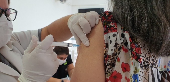 VACINA��O CONTRA A INFLUENZA � REALIZADA EM CONDOM�NIO DA CIDADE