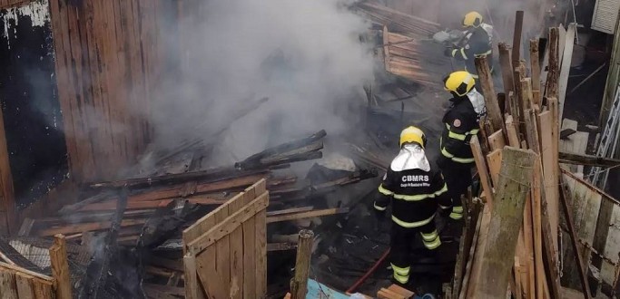 INC�NDIO DESTR�I CASA DE MADEIRA NA SOCOOWISKI