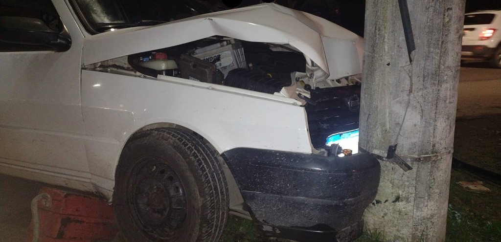 CARRO COLIDE EM POSTE E DEIXA DUAS PESSOAS FERIDAS, NA AVENIDA ITLIA, EM RG