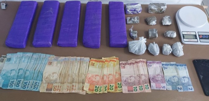 5 BPCHQ PRENDE HOMEM POR TRFICO DE DROGAS NO BAIRRO DUNAS, EM PELOTAS