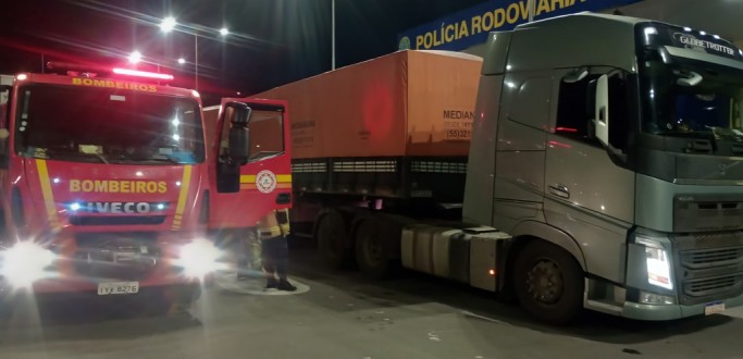 SEMIRREBOQUE TEM PRINCPIO DE INCNDIO EM FRENTE AO POSTO DA PRF, EM RG