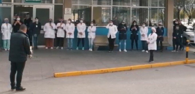 M�SICO DOUGLAS VALLEJOS FALA SOBRE SERENATA AOS PROFISSIONAIS DA SA�DE