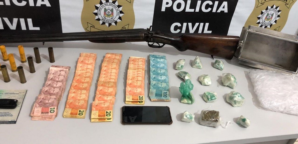 DRACO PRENDE TRAFICANTE COM DROGAS, PRENSA, VECULOS E R$ 10 MIL, NO BAIRRO SO MIGUEL