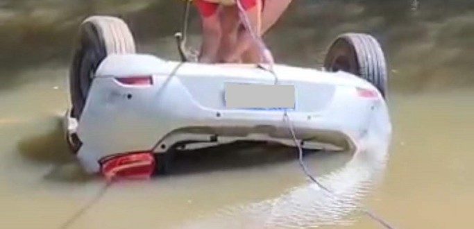 SADA DE PISTA SEGUIDA DE QUEDA EM ARROIO DEIXA TRS PESSOAS FERIDAS, NA BR 116, EM PELOTAS