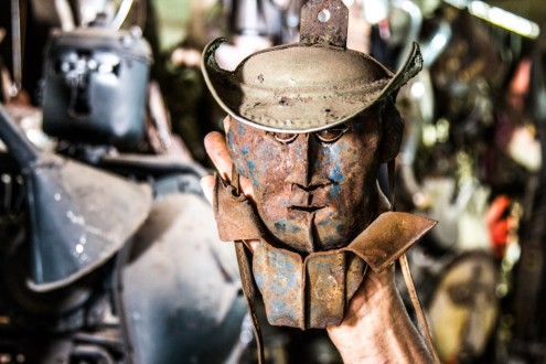 MSCARAS DE LUIZ CARLOS KOLLER SO EXPOSTAS NO PARTAGE SHOPPING (Mais de 500 peas retratam a criatividade do artista que trabalha com materiais reciclados)