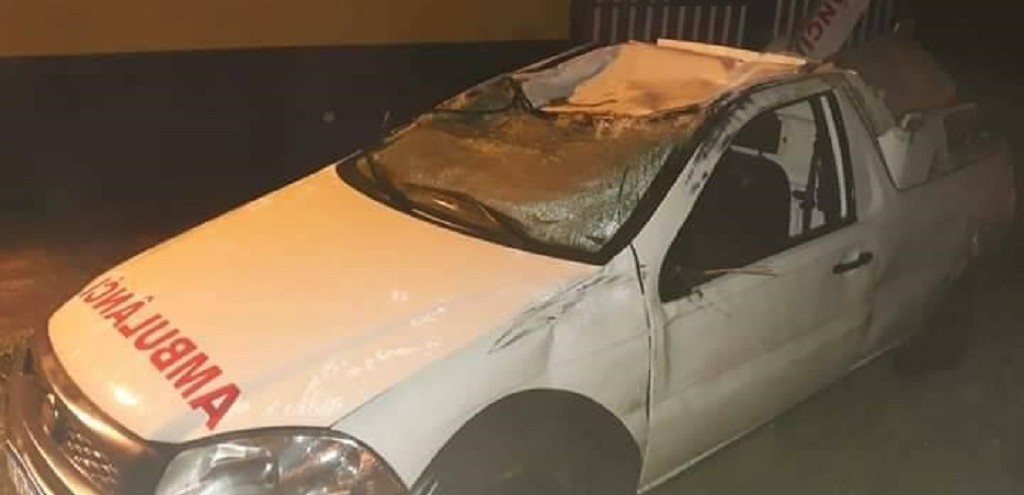 AMBULNCIA DE HERVAL CAPOTA NA BR 116, EM CAPO DO LEO