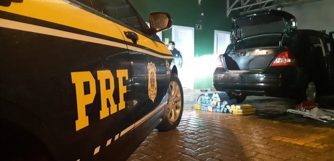 PRF PRENDE CASAL QUE TRANSPORTAVA 50 KG DE MACONHA, NA BR 116, EM PELOTAS