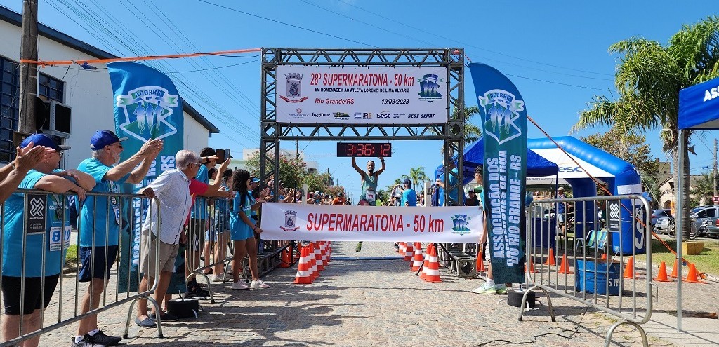 RIO-GRANDINO JEFERSON PINHEIRO LOPES E MINEIA CRISTINA VINCH VENCEM A SUPERMARATONA 2023