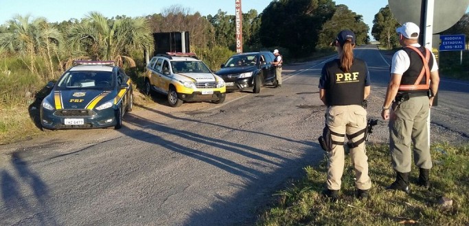 OPERA��O CONJUNTA ENTRE PRF E PRE ABORDA MOTORISTAS NO ACESSO � PRAIA DO HERMENEGILDO