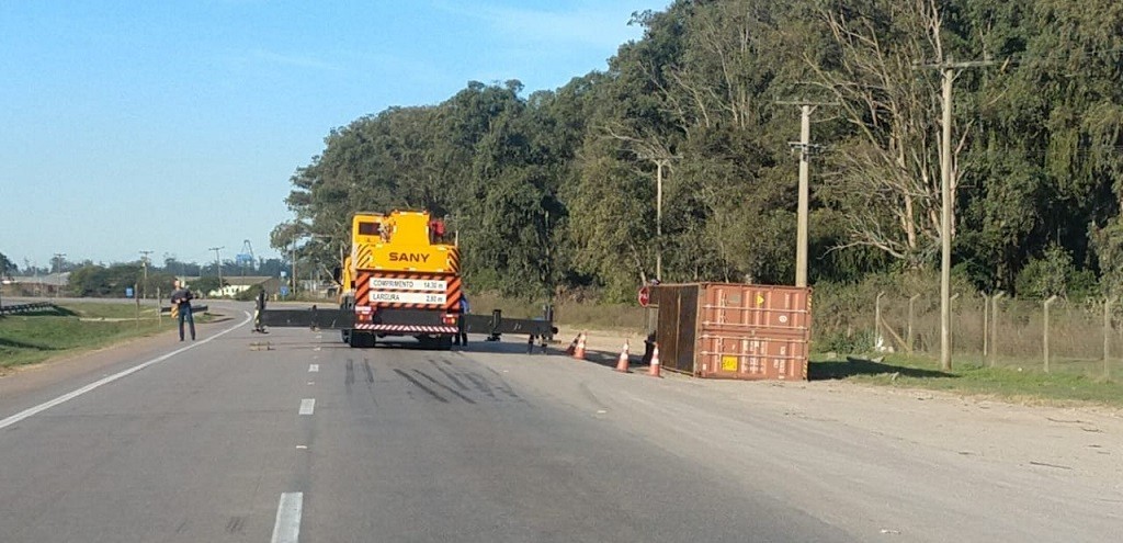 RETIRADA DE CONTINER TOMBADO BLOQUEIA PISTAS DA BR 392, EM RIO GRANDE