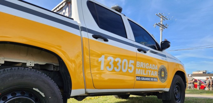 HOMEM QUE AGREDIA COMPANHEIRA COM SOCOS E CHUTES NA ERS 734  PRESO POR POLICIAIS DO 2 BRBM