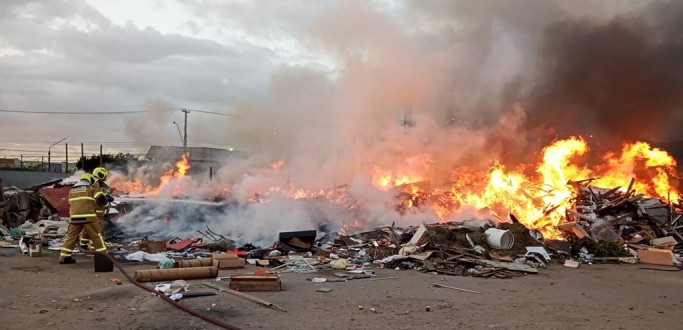 BOMBEIROS COMBATEM INC�NDIO EM DEP�SITO DE DESCARTES LOCALIZADO NA RUA VAL PORTO