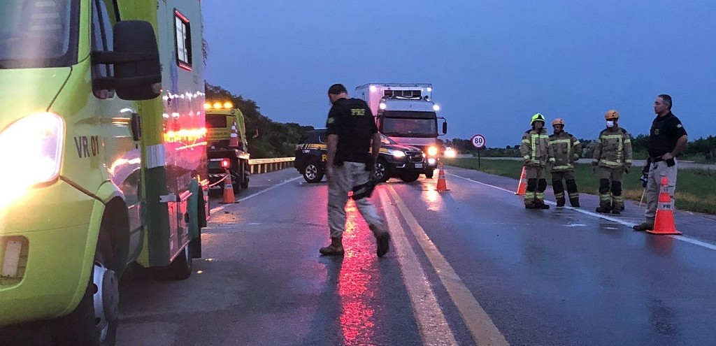 UMA PESSOA MORRE E CINCO FICAM FERIDAS EM ACIDENTE NA BR 116, EM CAMAQU