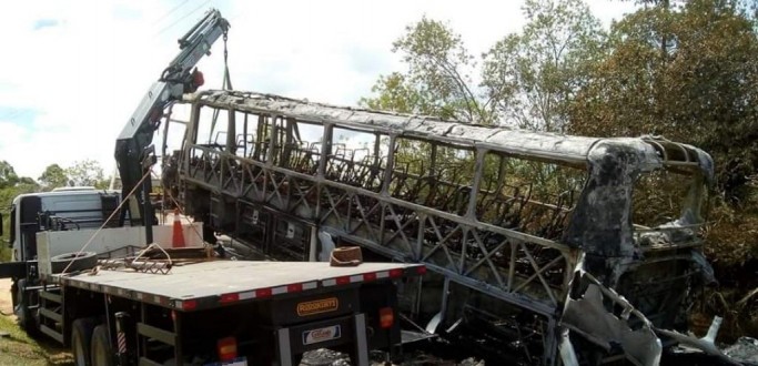 INC�NDIO DESTR�I �NIBUS DA LINHA DO TRANSPORTE COLETIVO RURAL DE PELOTAS