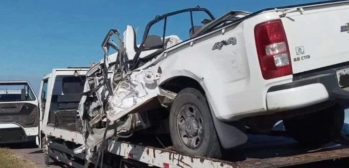 COLIS�O ENTRE CAMINHONETE E CAMINH�O DEIXA DUAS PESSOAS GRAVEMENTE FERIDAS NA BR 471, EM RG