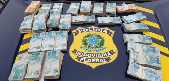 PRF LOCALIZA MAIS DE R$ 200 MIL EM FUNDO FALSO DE CAMINHONETE NA BR 392, EM PELOTAS