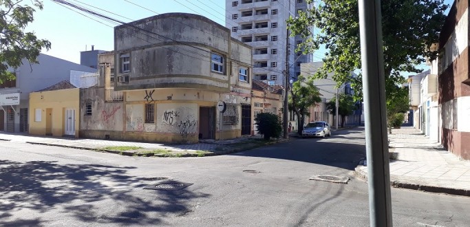 CASA ABANDONADA VEM PREOCUPANDO MORADORES DA ZONA CENTRAL