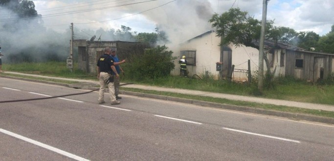 CASA DE ALVENARIA  DESTRUDA POR INCNDIO S MARGENS DA BR 116, EM PELOTAS