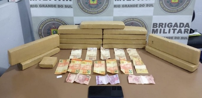 BM APREENDE MAIS DE DEZ KG DE MACONHA COM PASSAGEIRO DE NIBUS, EM PELOTAS