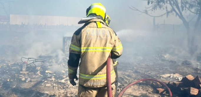 INC�NDIO CONSOME SETE CASAS DE MADEIRA NA JUN��O