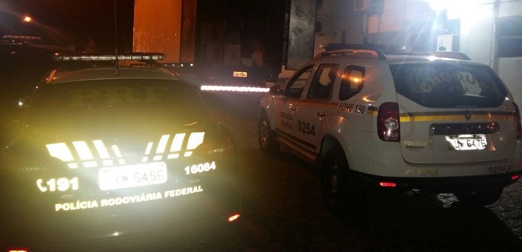 CAMINHÃO CARREGADO COM 150 MIL MAÇOS DE CIGARRO É APREENDIDO EM PELOTAS