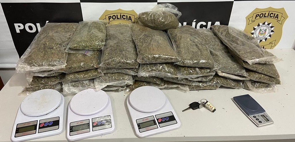 DRACO APREENDE OITO QUILOS DE SKUNK, VECULOS E BALANAS COM JOVENS NO LAR GACHO