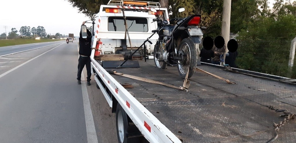 MOTOCICLISTA COM PERNA AMPUTADA  PRESO PELA PRF DISPUTANDO RACHA NA BR 392, EM RG