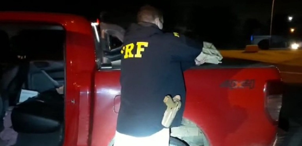 PRF APREENDE PSSAROS SILVESTRES EM PELOTAS