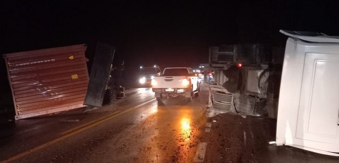 COLISO ENTRE CAMINHONETE E CAMINHO DEIXA UM FERIDO LEVE, NA BR 116, EM SLS