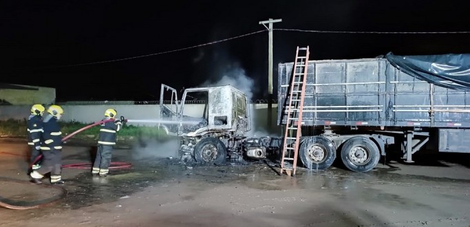 CAMINHO PEGA FOGO EM PTIO DE APOIO DA BR 392, EM RIO GRANDE