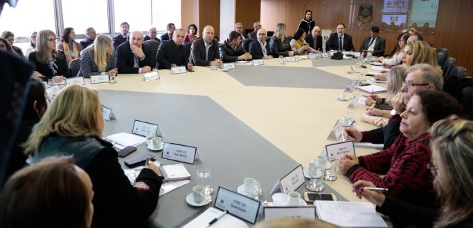 GOVERNO RELATA SITUA��O DO ESTADO A COORDENADORES REGIONAIS E PEDE VOLTA �S AULAS