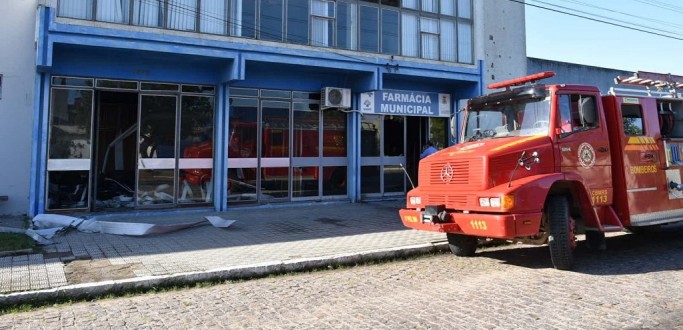 FARM�CIA MUNICIPAL DE JAGUAR�O � ATINGIDA POR PRINC�PIO DE INC�NDIO